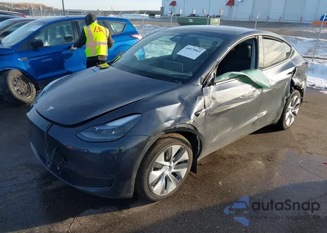 2024 Tesla Model Y Long Range Dual Motor All-Wheel Drive z USA, uszkodzony, nr VIN 7SAYGDEE1RA226024